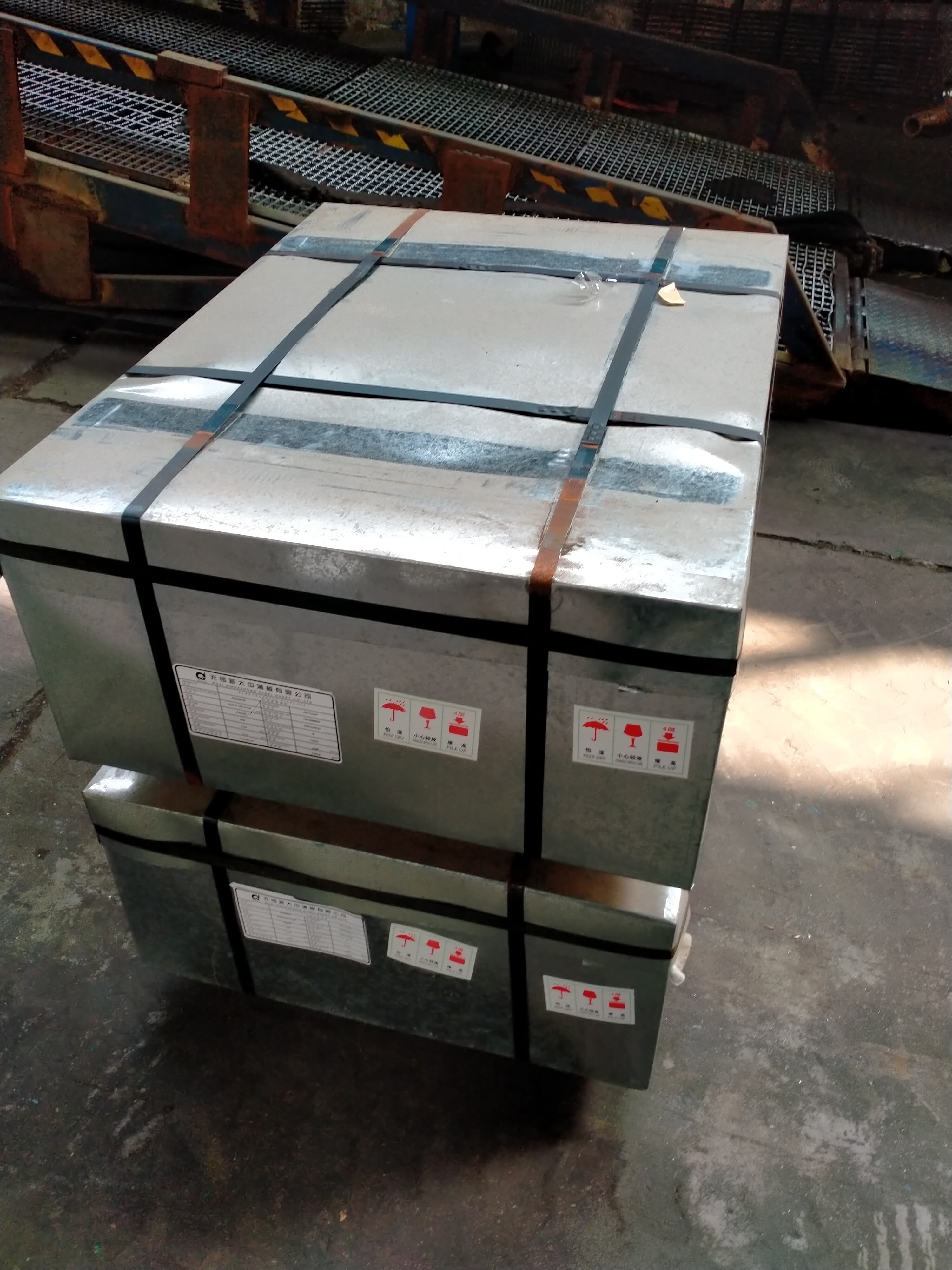 Stacks of rectangular prime electrolytic tinplate sheet from China